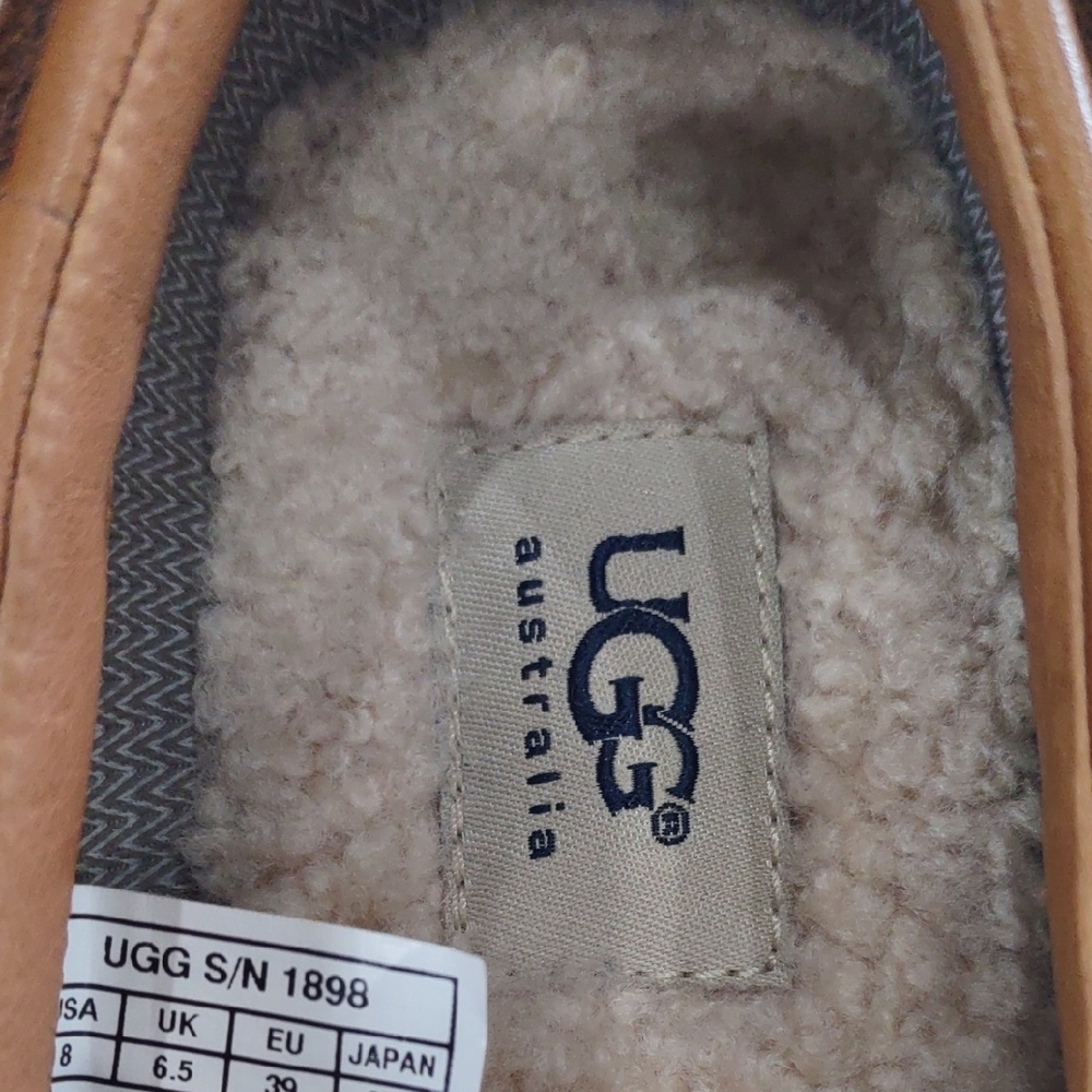 UGG AUSTRALIA Navy and Tan Casual Shoes - Picture 5 of 17